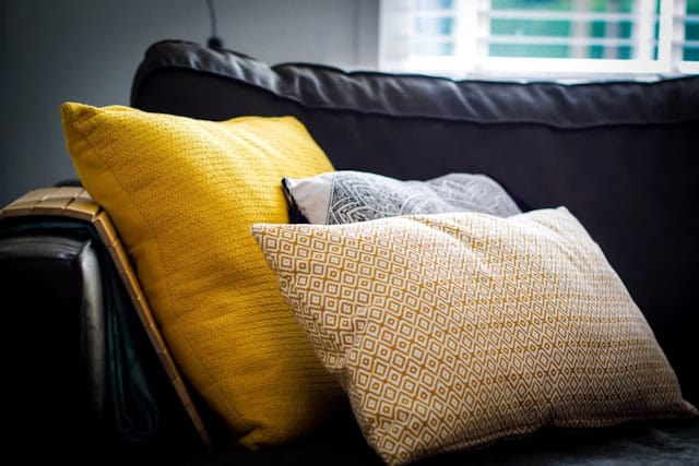 Mysiga kuddar i en soffa